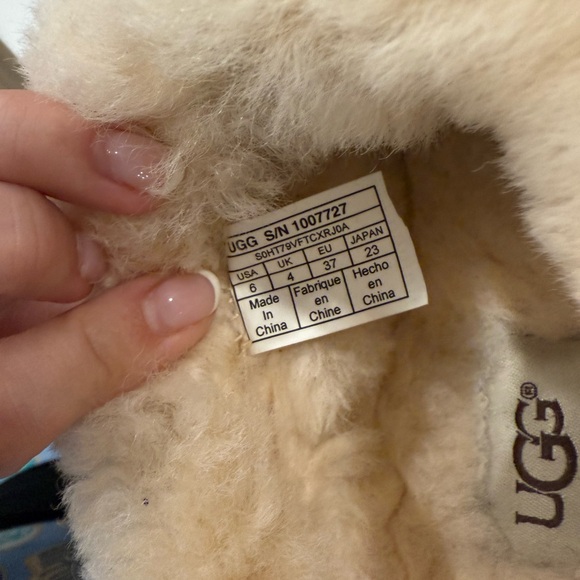 NWOT Discontinued UGG Women's Wrin Tan Sheepskin Slippers - Picture 3 of 3